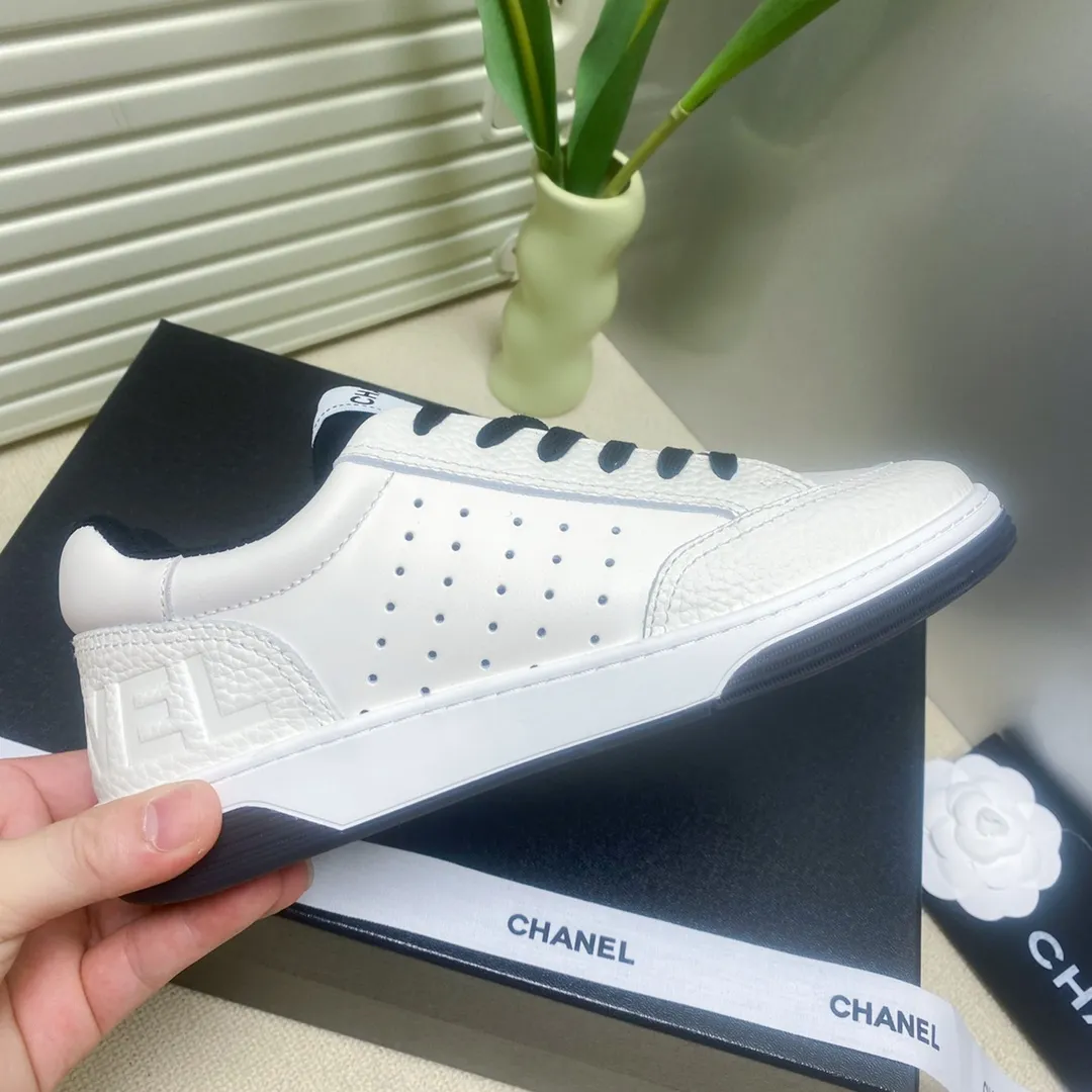 Direct selling price 👟👟Ex-factory price 480👟👟 Women's clothing chanel~~Chanel's latest 2022 panda shoes skate shoes sneakers, out of stock king @counters are out of stock everywhere〰It's hard to reserve even if you have money❗️ The fresh splicing style is really super nice...Xiaohongshu, Internet celebrity anchors, and blog owners have already started to call ❤ Original calfskin fabric, original towel lining, logo stamping process, two-color T direct selling price 👟👟 ex-factory price U outsole, lasting process, foot pad latex all custom molded... 🎁Supporting packaging 35-40 regular size